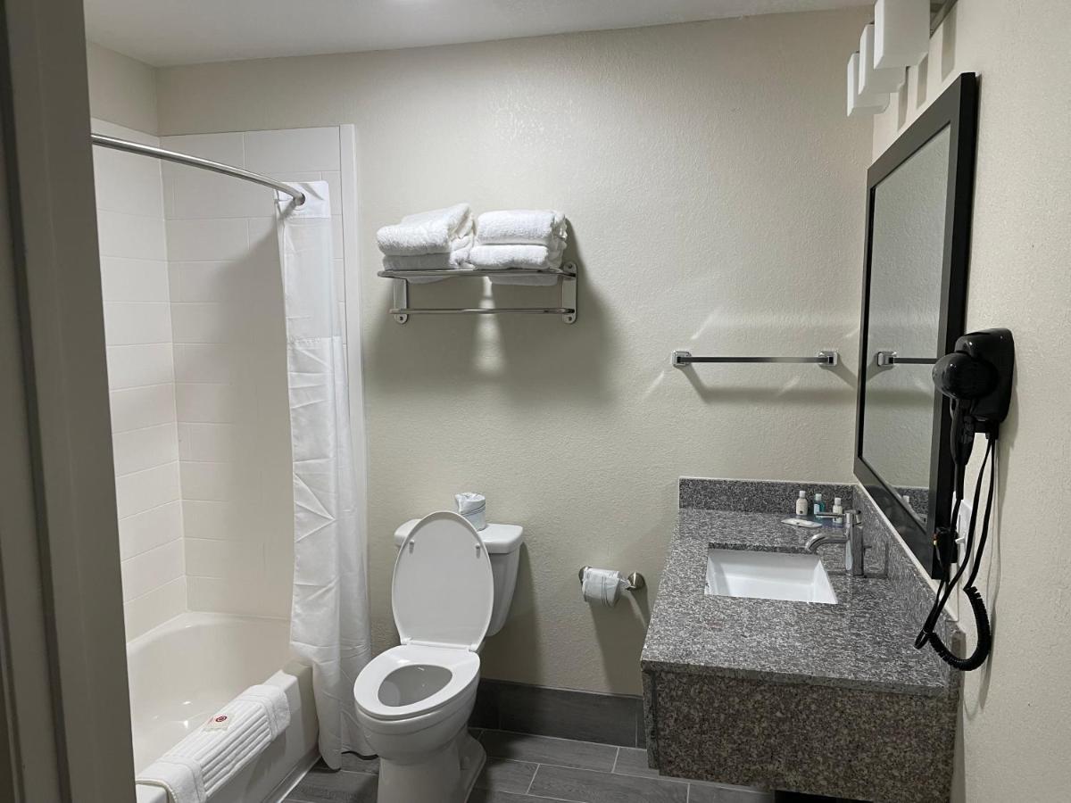 Quality Inn & Suites Spring Lake - Fayetteville Near Fort Bragg Dış mekan fotoğraf
