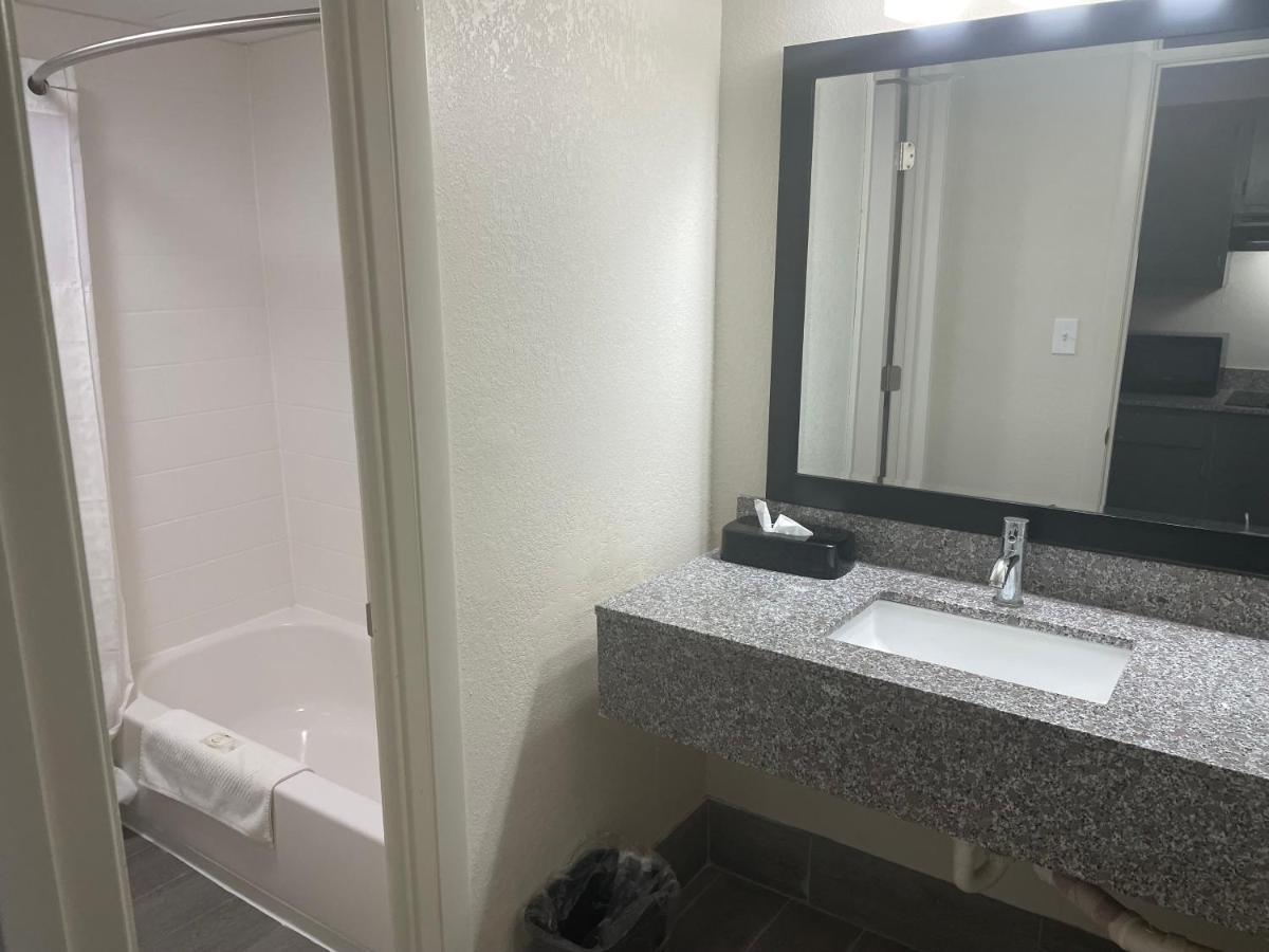 Quality Inn & Suites Spring Lake - Fayetteville Near Fort Bragg Dış mekan fotoğraf