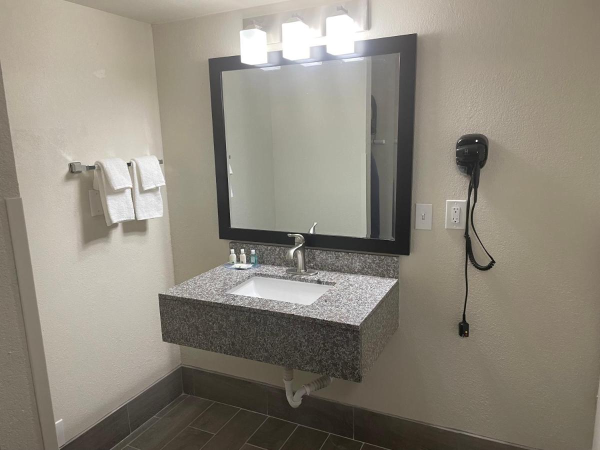 Quality Inn & Suites Spring Lake - Fayetteville Near Fort Bragg Dış mekan fotoğraf